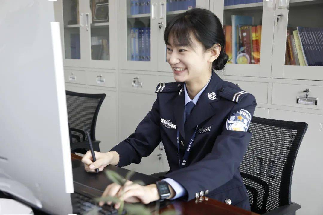 派出所女协警图片