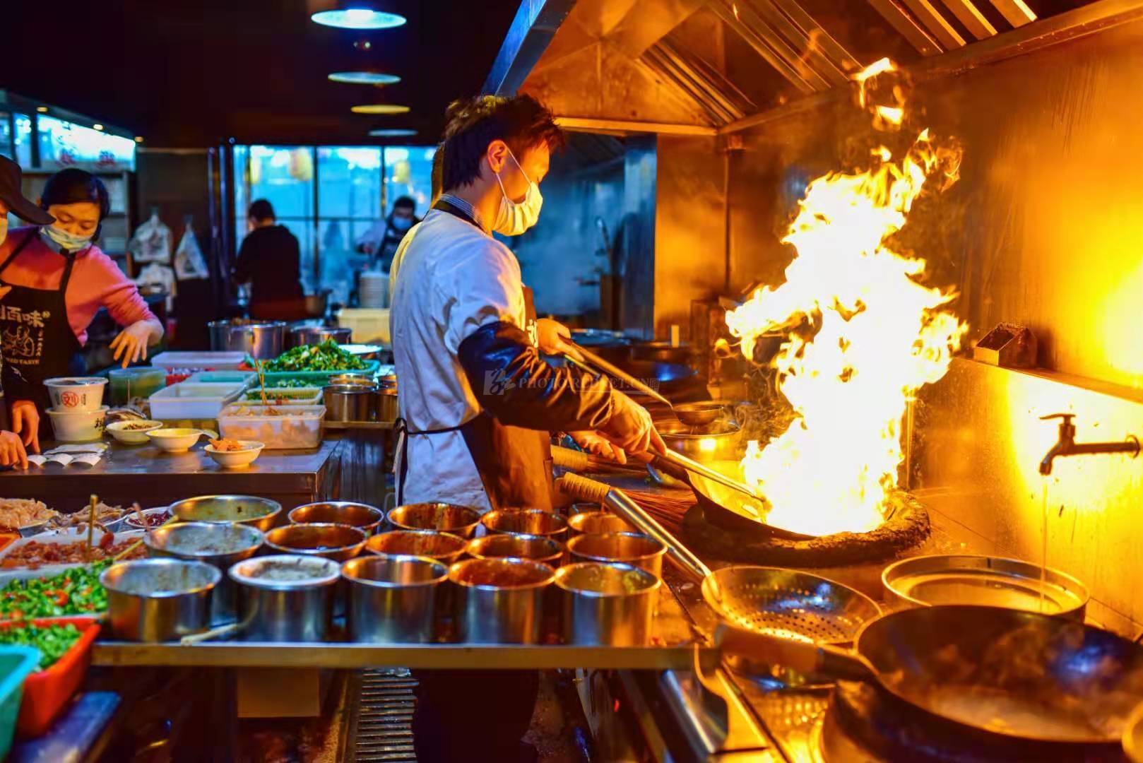 忙碌的厨房烟火氤氲.