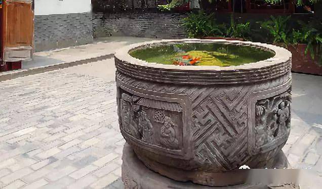 往事苏州大玩家屋内摆放24口大缸饲喂各色金鱼四壁张挂名家金鱼画作