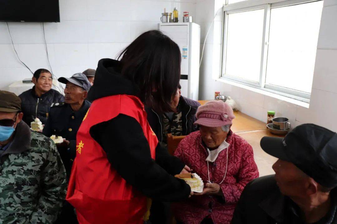 3月11日,团区委联合宿州市符离中学来到符离镇横口敬老院开展慰问