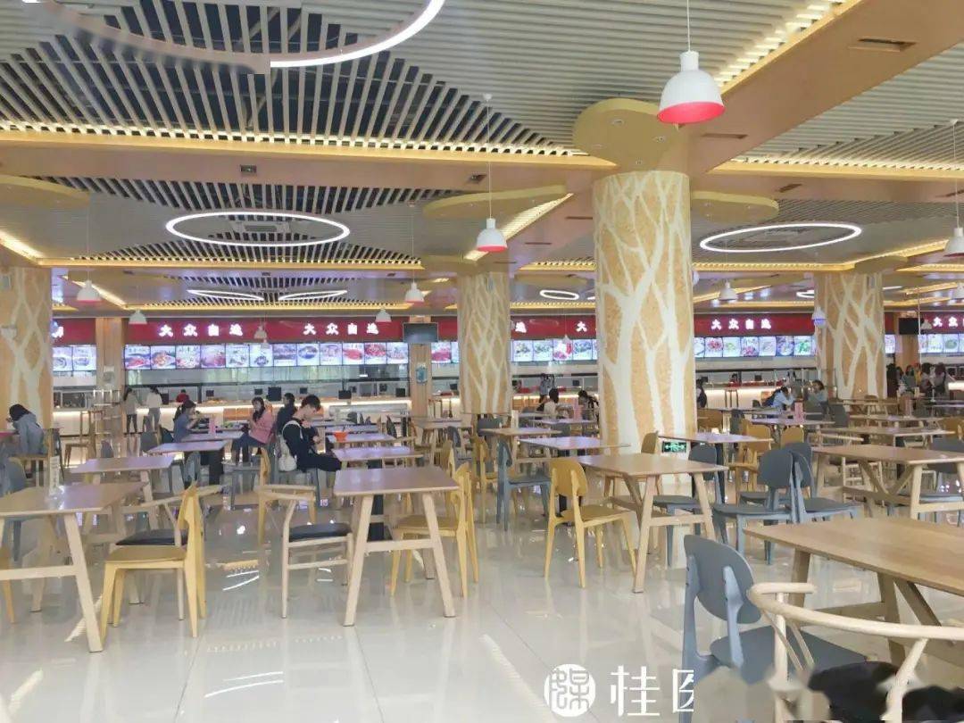 到了饭点食堂又恢复了往日的拥挤宽敞整洁的大厅整齐温馨的桌椅明亮