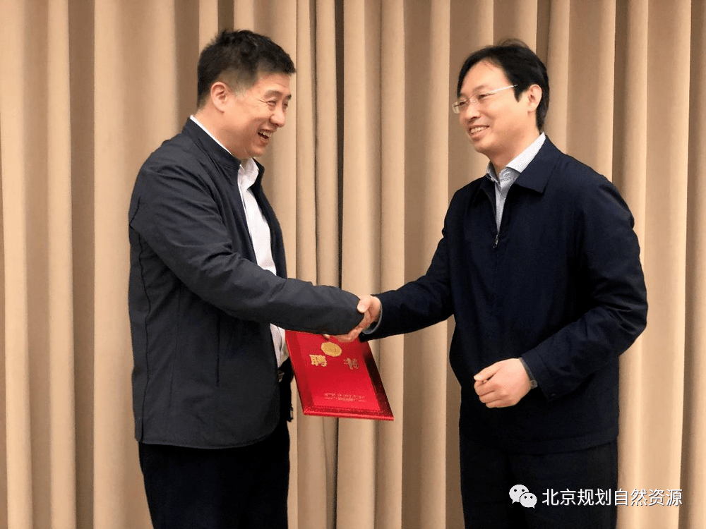 会上,西城区委常委,副区长朱国栋向总责任规划师团队及领衔总责师正式