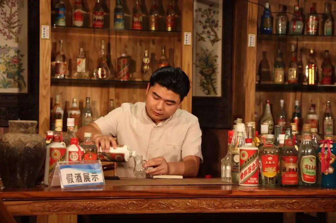 2008年,迷茫中的尹中华遇到一位烟酒行老板,这位老板拿出一瓶"北大荒"