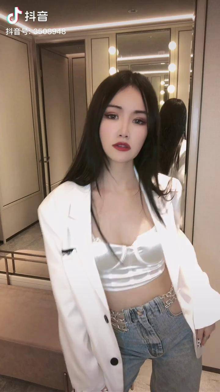 易梦玲为男朋友马思唯打歌万妮达为男朋友harikiri打歌而我当然也要为