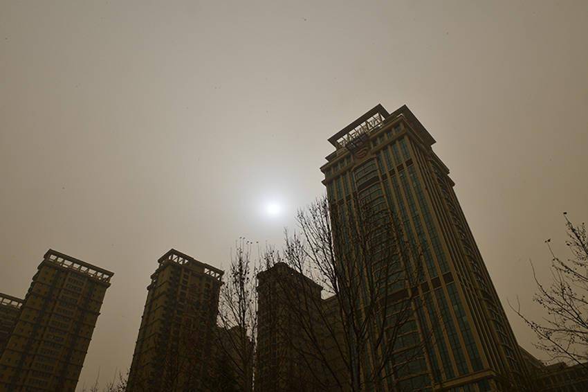 相关专家提醒市民减少户外活动,外出佩戴口罩等防尘用品,做好防沙尘
