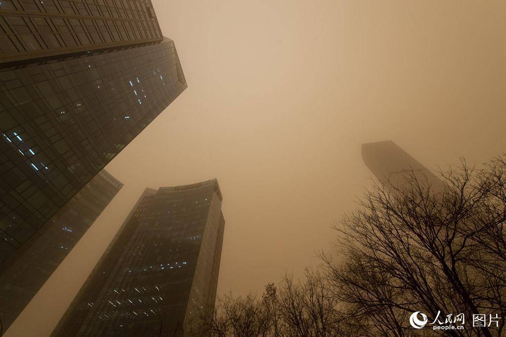 北京迎来沙尘降温天气