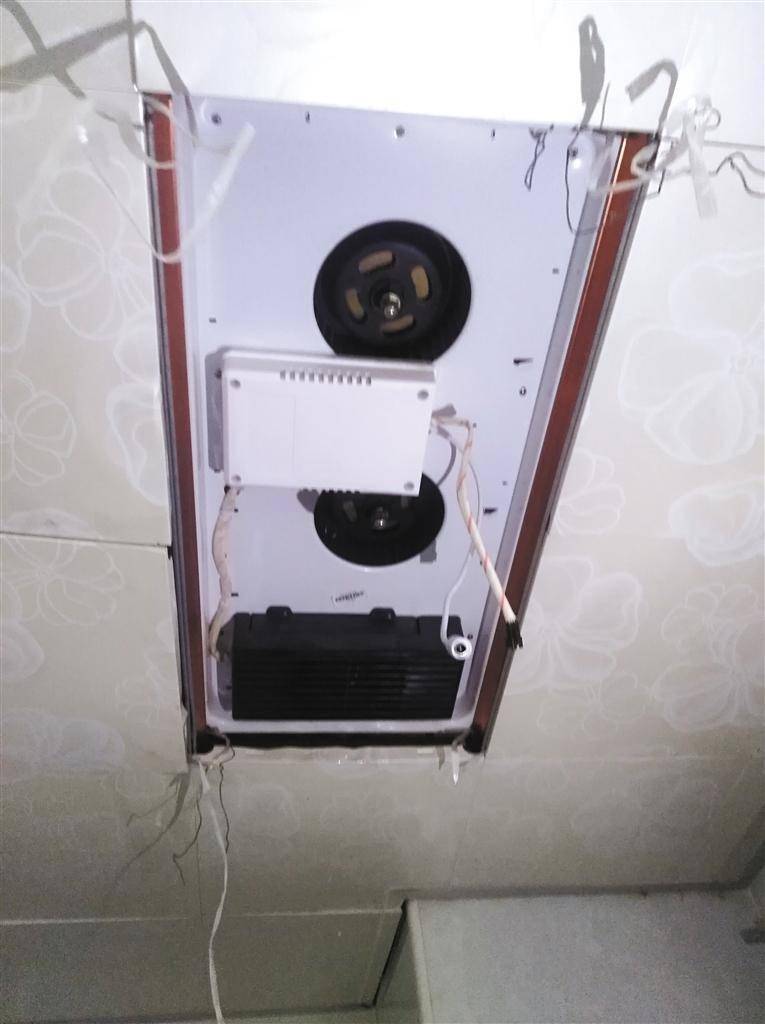 记者来到安宁阳光怡园董先生家,看到浴霸装在卫生间顶部,被烧坏的浴霸