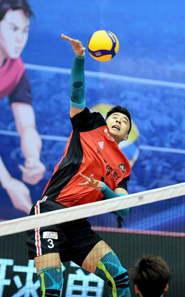 浙江体彩队球员张景胤在比赛中扣球.