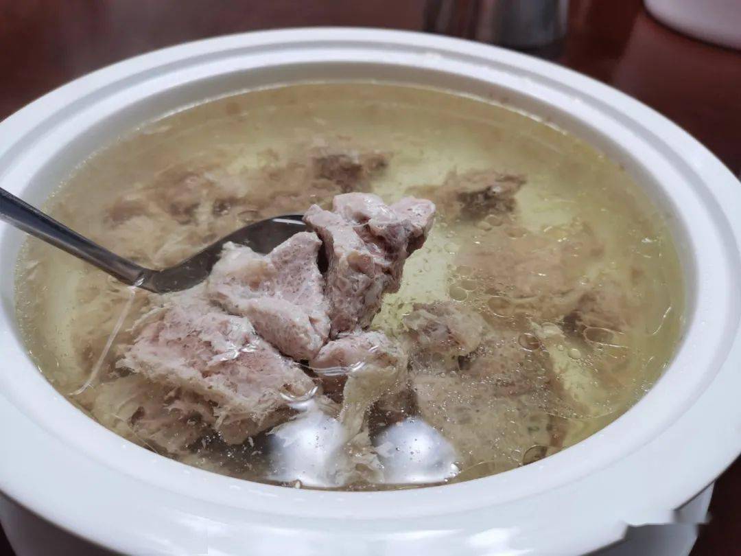 88元土猪肉汤(商点水 摄)肉质紧实,肌理清晰可见
