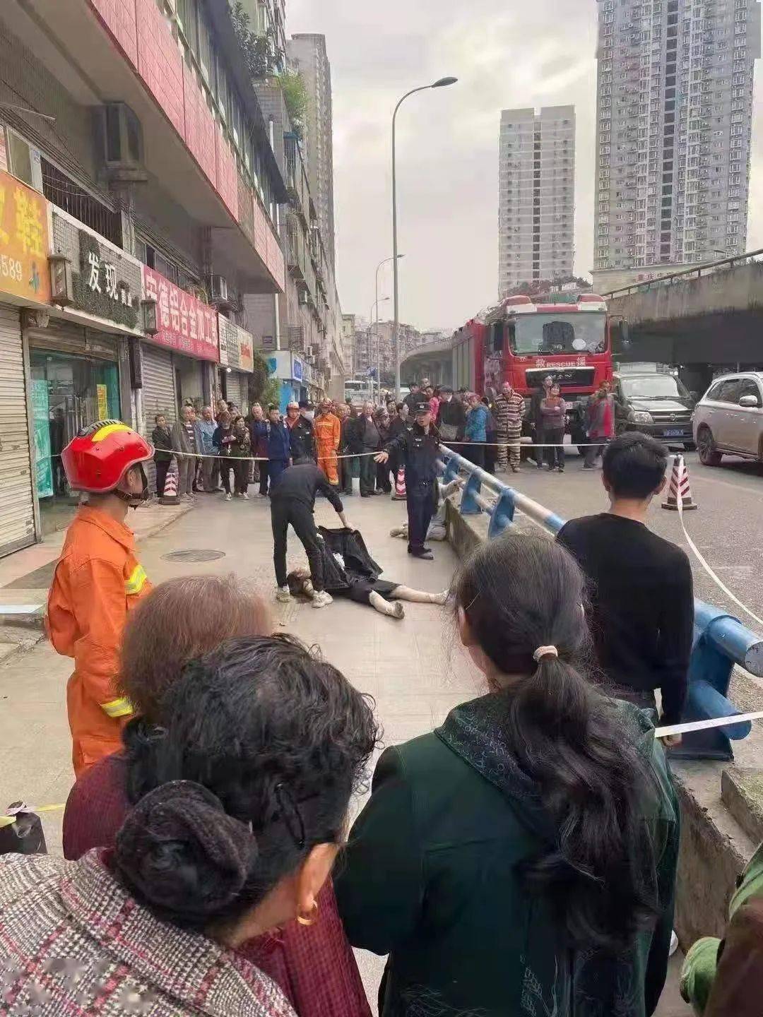 重庆女生雨棚坠楼事件图片