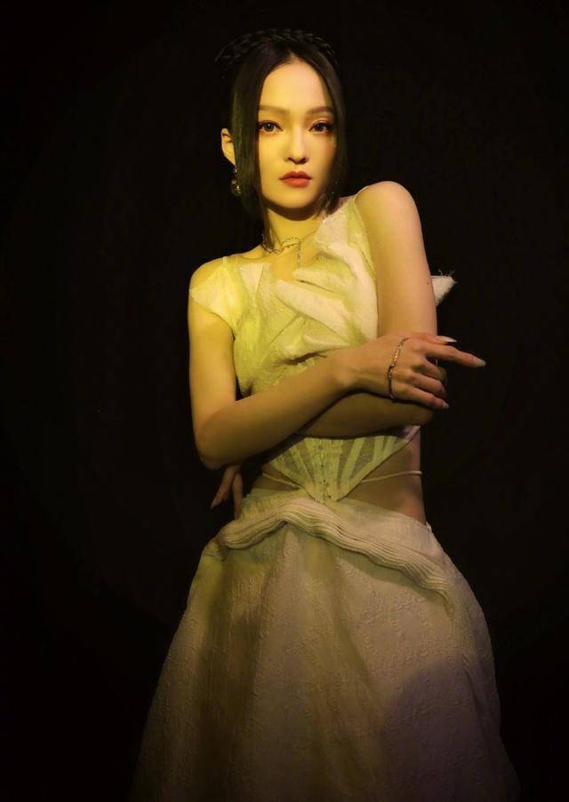 怪不得张韶涵看着有168 光小腿就比上身长 这比例太绝了 裙子