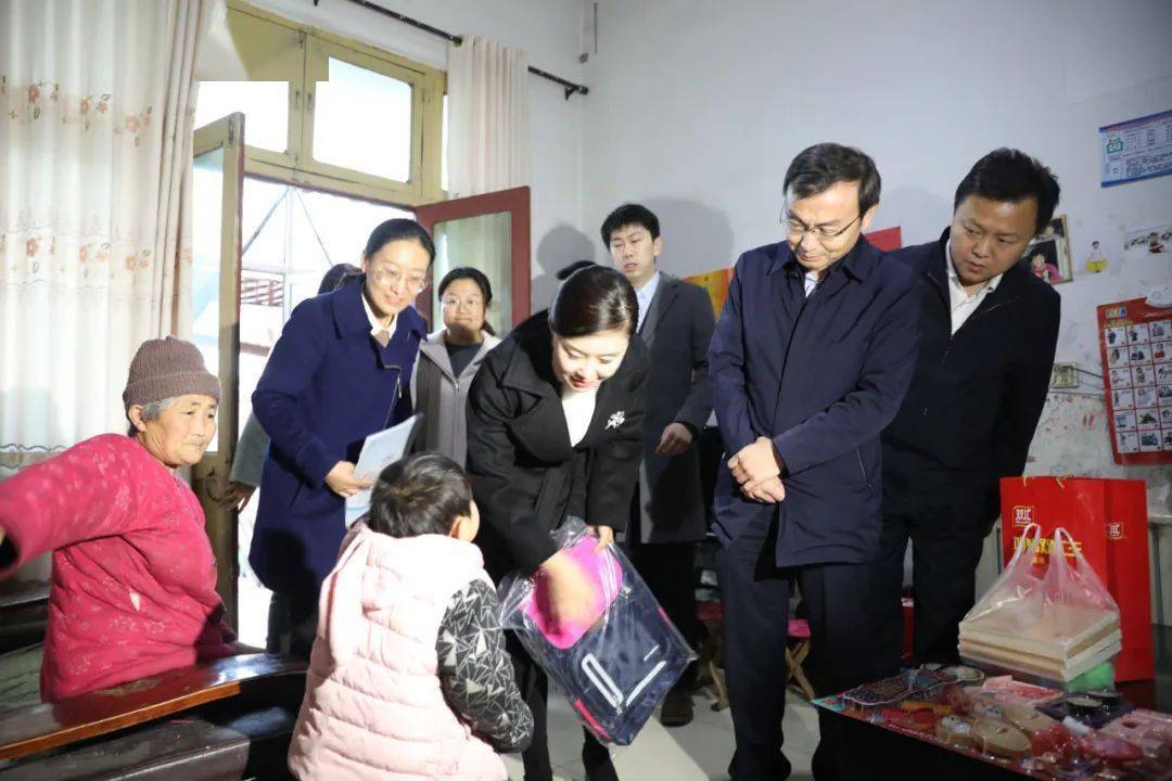 在邹平人才公寓,丁卫卫一行听取了相关负责人关于人才公寓规划建设