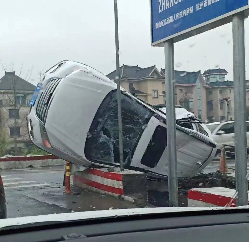 今早,萧山这起车祸引热议,一辆suv被撞翻,悬在河边!怎么能开成这样?