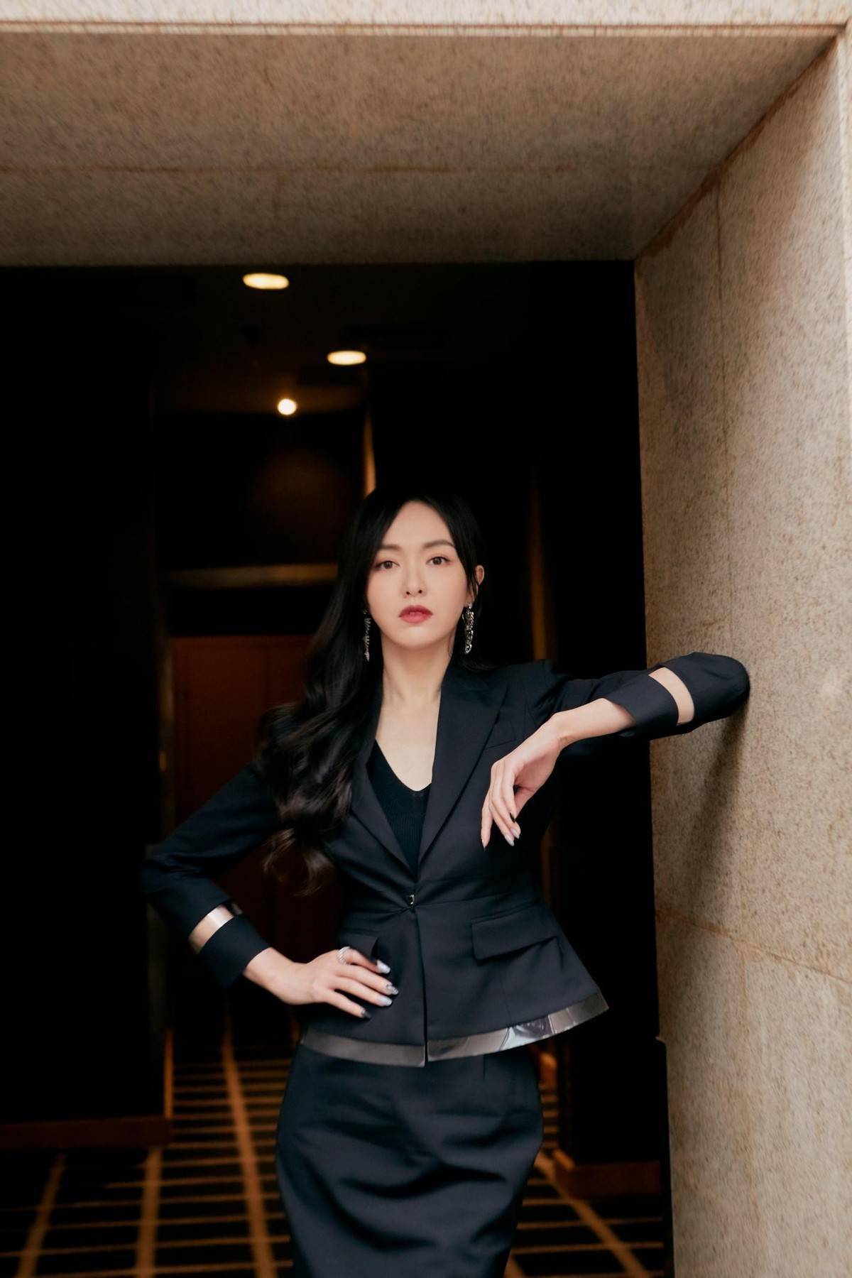 唐嫣穿西装套裙领奖上下身各被截了一层却意外显得很高级