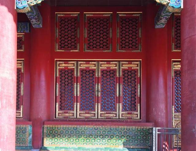 太和殿龟背锦纹槛墙及三交六椀菱花纹槛窗.周乾 摄