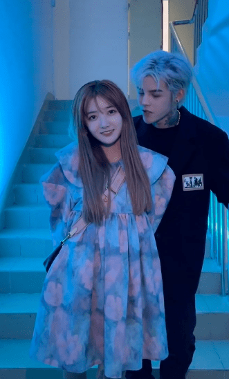 原创殷世航骑女生脖子画风辣眼女友看到后吃醋指责还内涵他个子矮