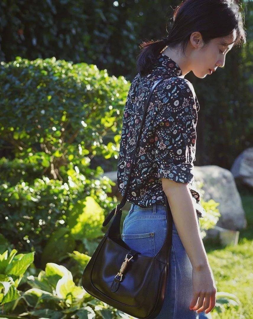 黄磊夫妇机场走秀孙莉打扮又美又飒变身冻龄女神