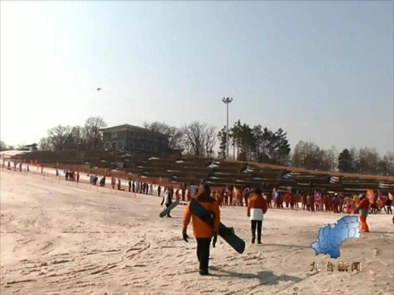 助力冬奥会，庙香山滑雪场举办雪地光猪狂欢节