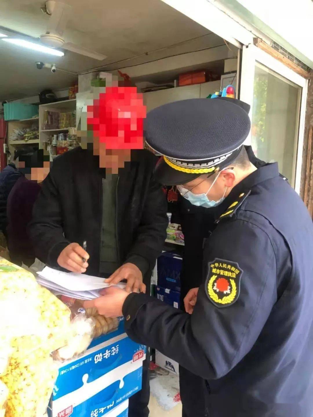 随地吐痰被罚款!