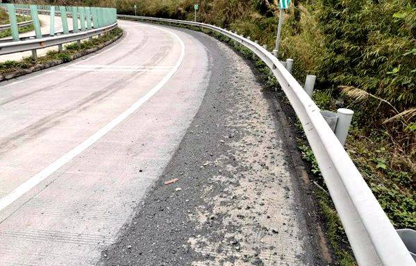 煤渣洒落路面原是包装不严