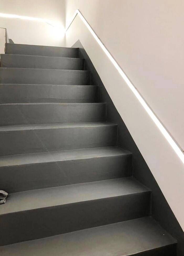 以往楼梯间的标准化装修必然离不开瓷砖,踢脚线,大灯,但小伙子偏要