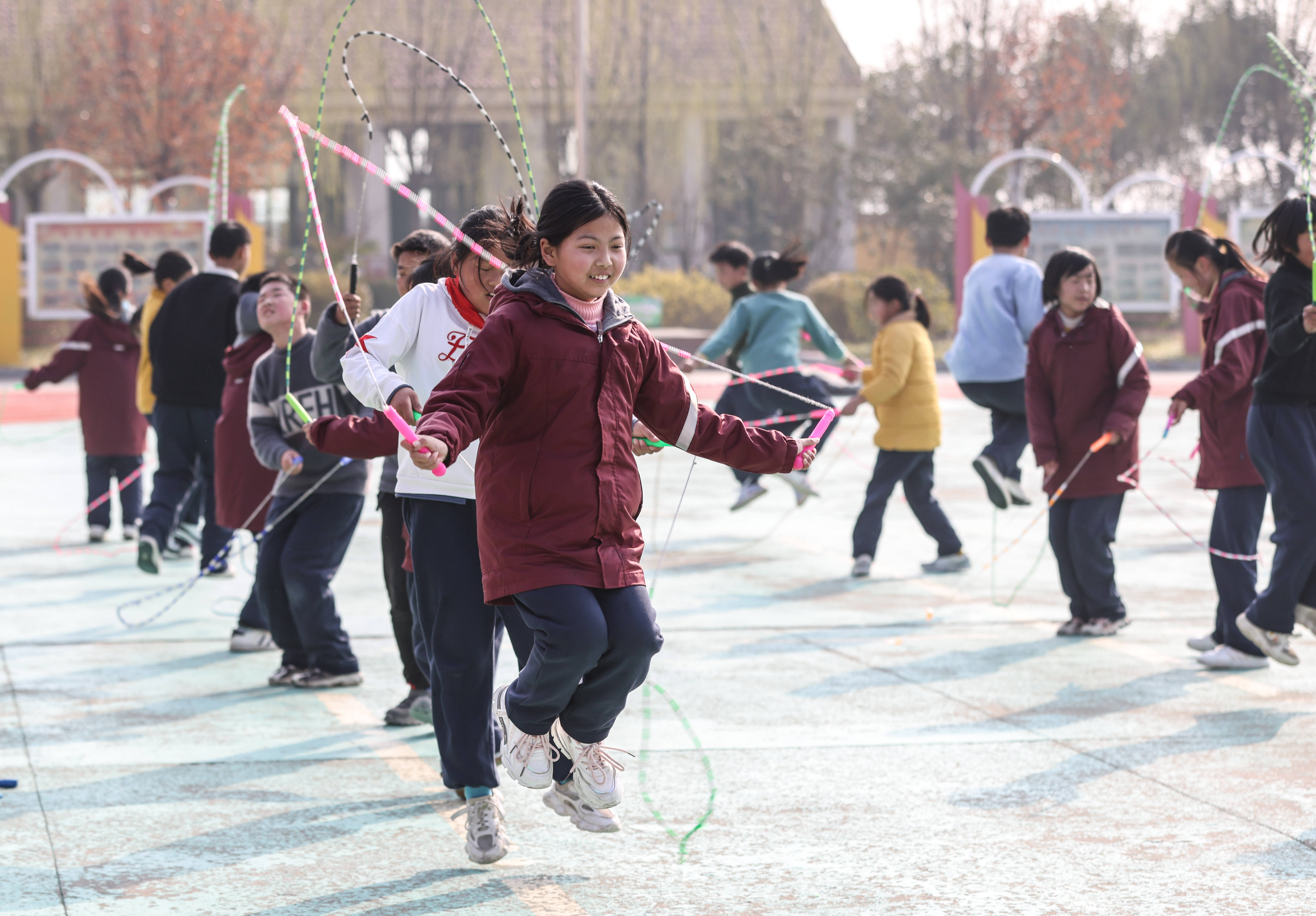 骑路小学学生们在体育课上进行跳绳锻炼(3月10日摄.