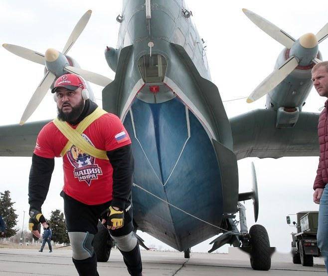 国外大力士拉动重达315吨飞机40秒内移动112米