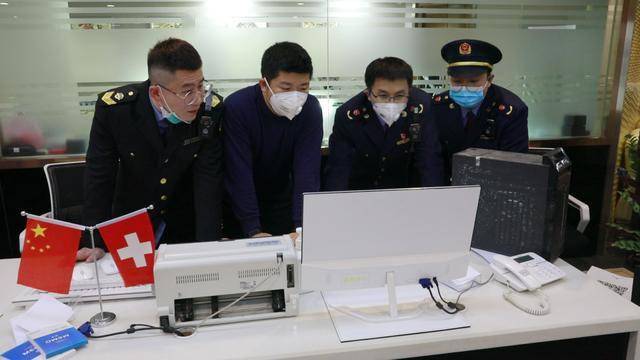 高档手表维修造假东城区市场泛亚电竞监管局连夜行动查处(图2)