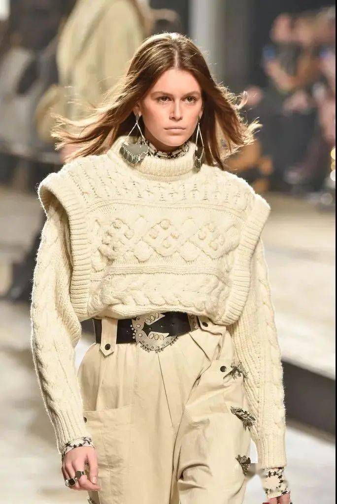 大v领,大方领】很多领口带有强烈,夸张直线设计的服装,都是曲线型人要