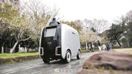 大用场|武汉校园迎来物流机器人 快递送到学生宿舍楼下