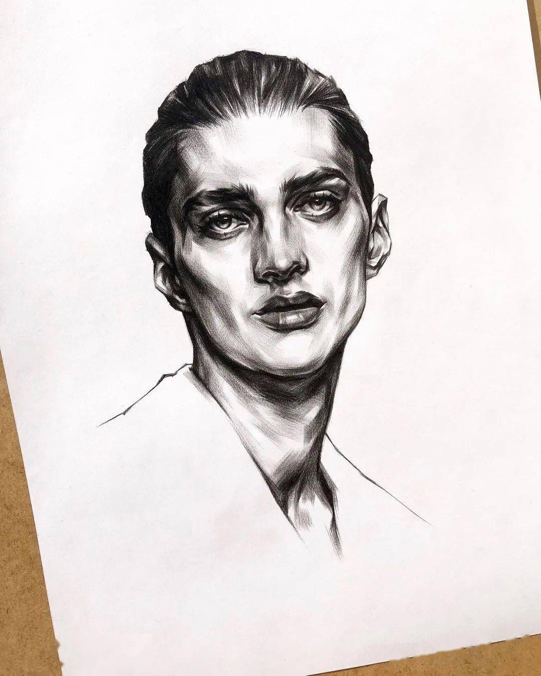 造型非常扎实的素描人像块面感好强