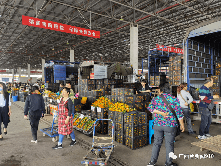 18日上午10点,记者在广西海吉星农产品交易市场水果交易区看到,这里一