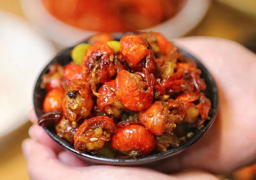 一般高手吃虾球,都是整颗塞嘴里,吃完肉再吐出一个完整的壳.