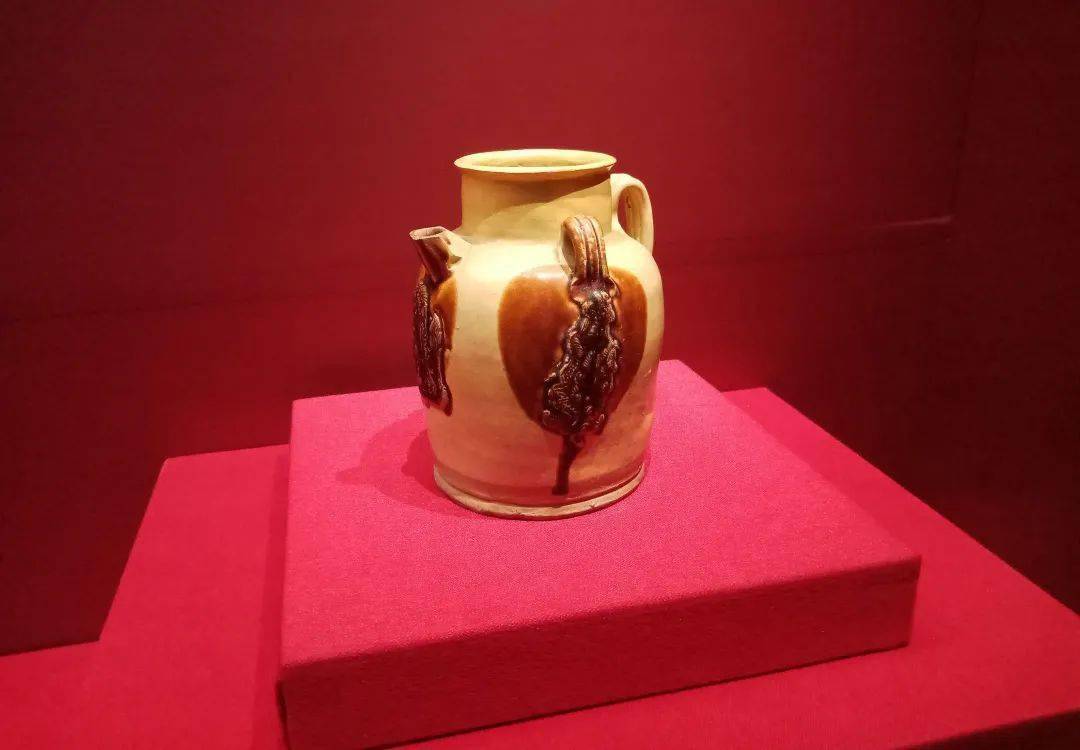 唐·长沙窑青釉褐彩贴塑人物狮纹执壶