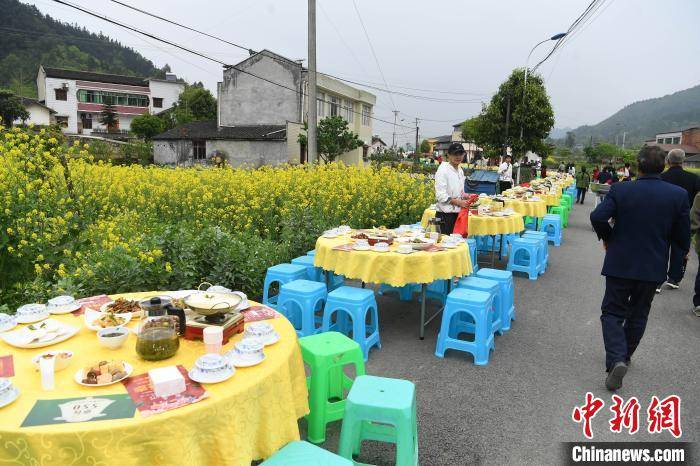 重庆乡村道路“长桌宴”吸引游客体验