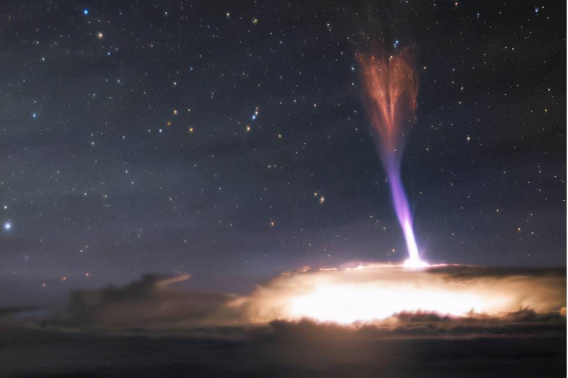 夏威夷夜空突然爆亮,还发射超强光线,多人目睹到神秘景象_光束武器