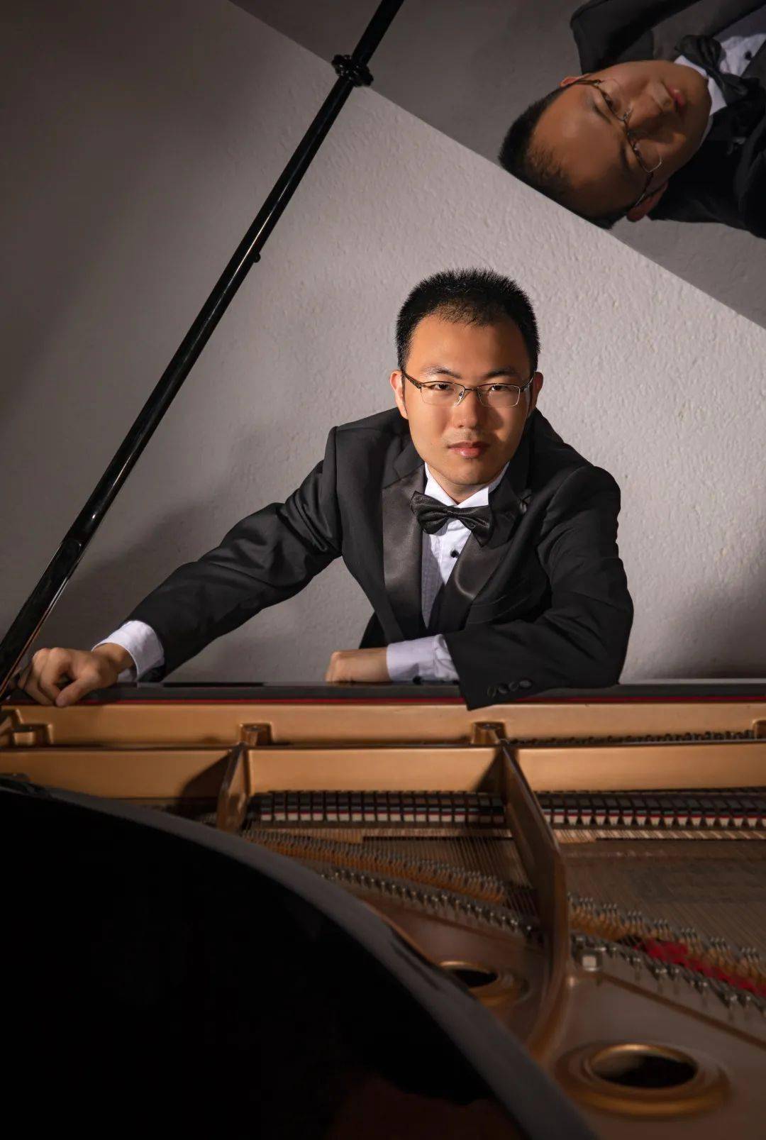 9岁考入中央音乐学院附小钢琴专业,师从常桦教授,后被保送升入附中.