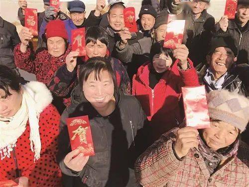 合作社党委书记,理事会主任梅洪涛带领技术人员为果园进行测土配肥