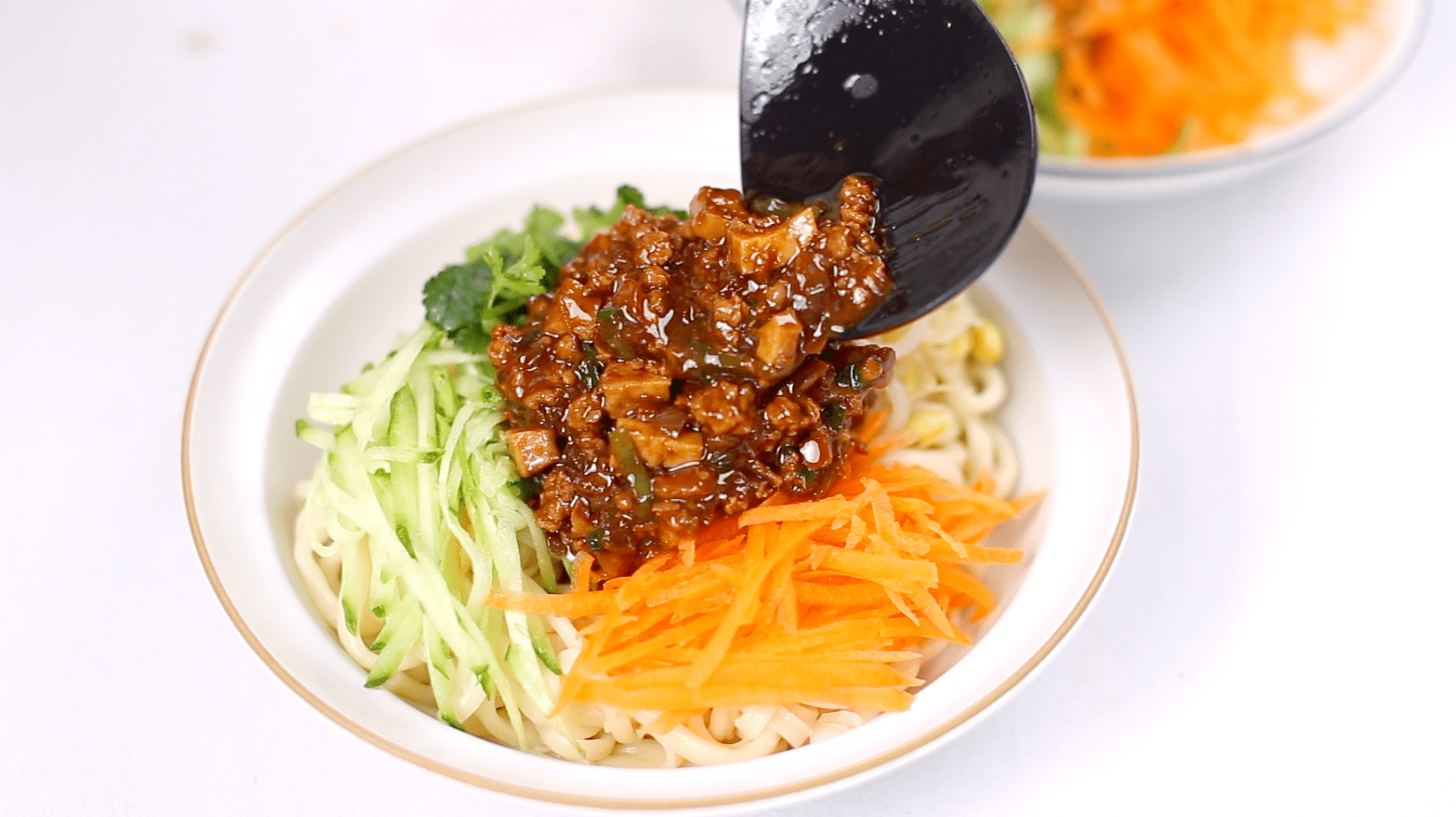 纯手工拉面搭配自制的炸酱,每一根面条裹满酱汁,吸溜一口太满足_味道