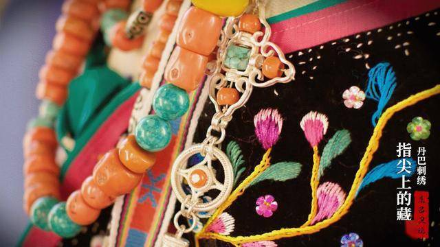 指尖上的藏族丹巴美女的美离不开头上的这朵花