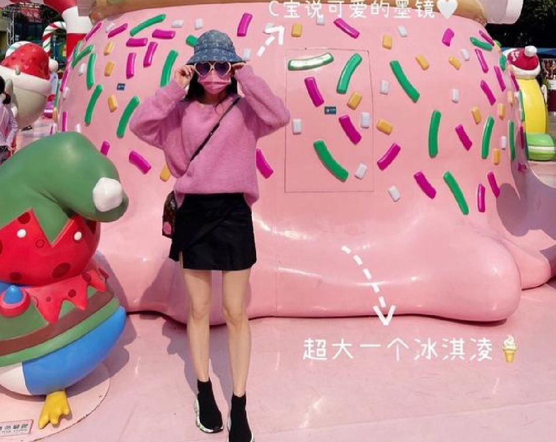 郭富城一家四口外出游玩 方媛装扮粉嫩如少女 萌娃背影太可爱 照片