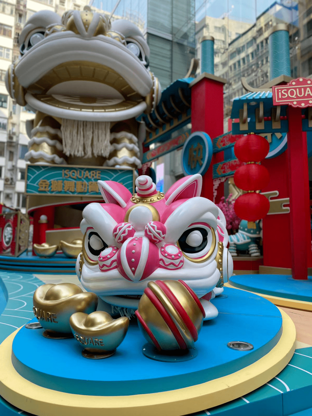 金狮舞动贺新岁香港isquare国际广场新春美陈