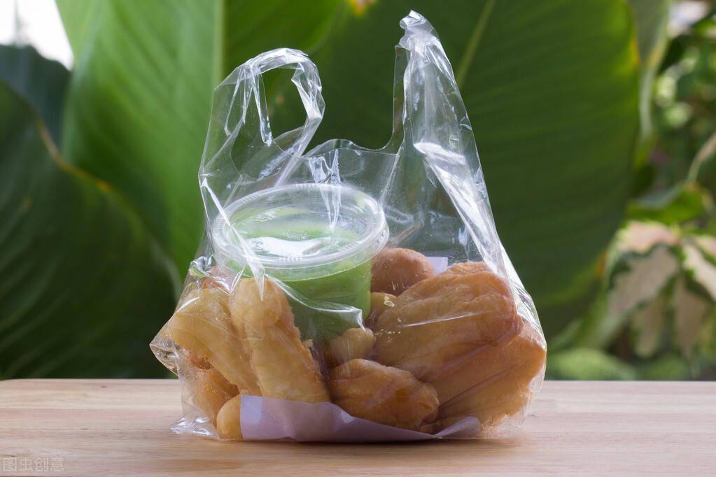 买早点时热腾腾的蒸包子直接用塑料袋装上这样卫生吗