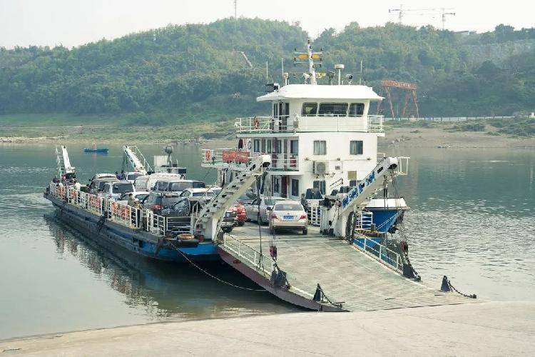 嘉陵车渡跨越60多年的江上活桥