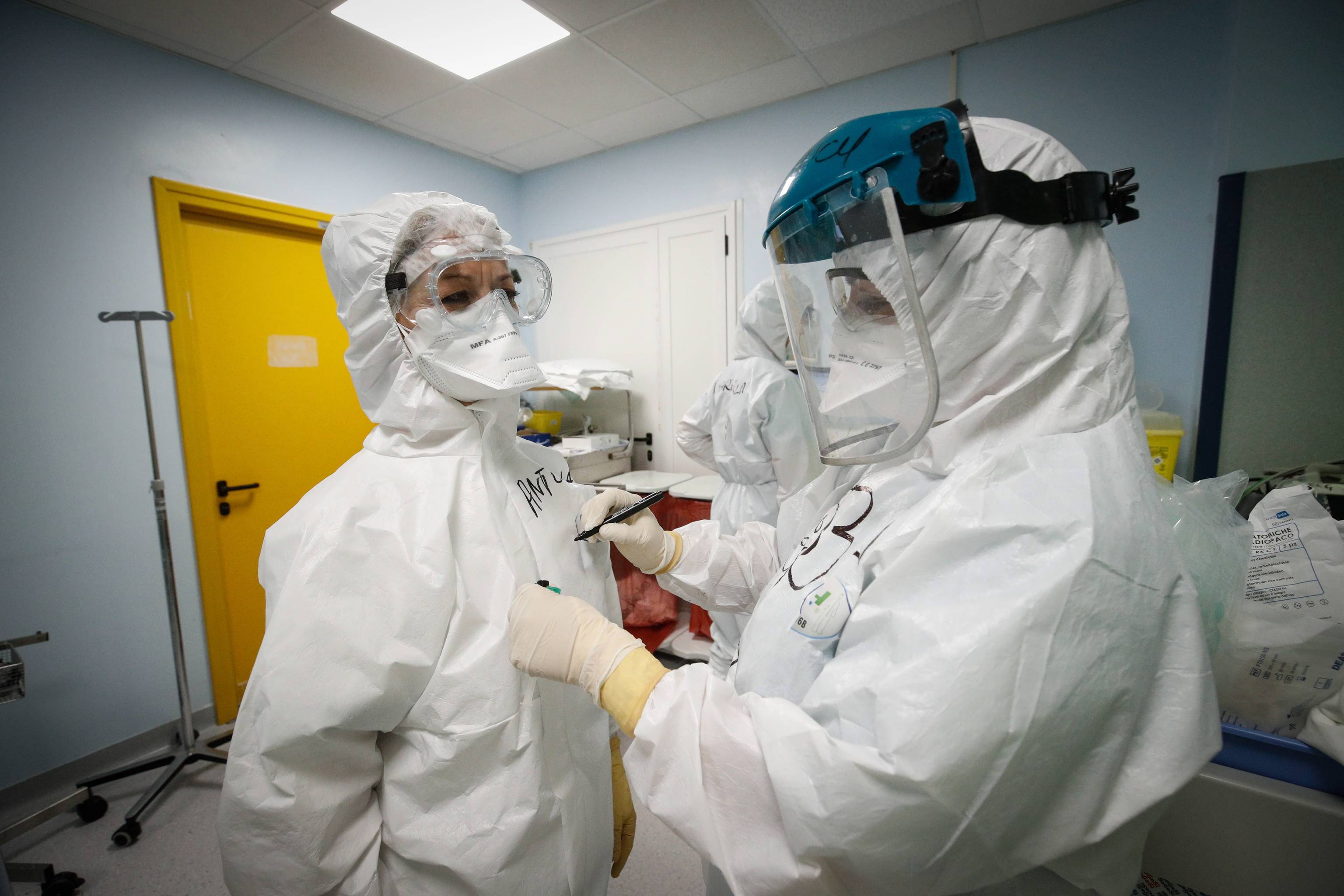 新华社照片,外代,2021年3月23日3月22日,身穿防护服的医务人员在