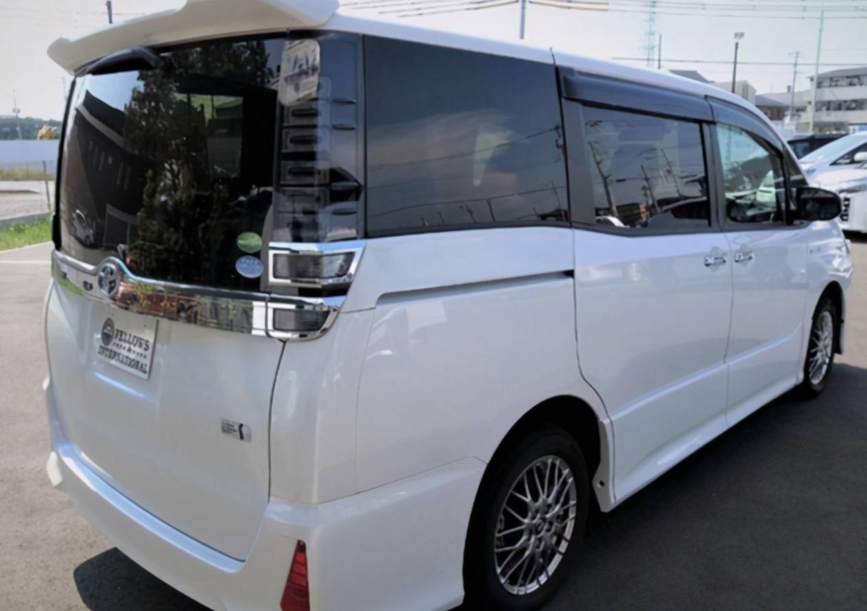 丰田缩小版埃尔法亮相18混动双侧滑门实车真霸气