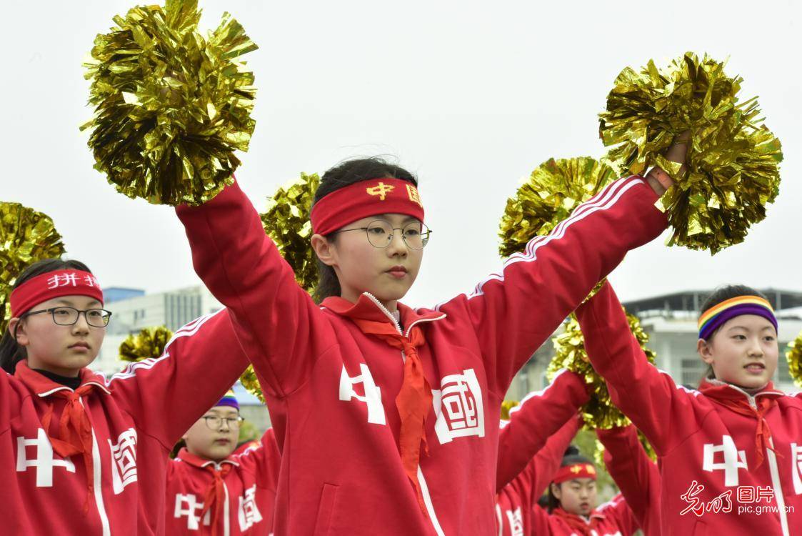 安徽合肥小学生花球啦啦操比赛展风采