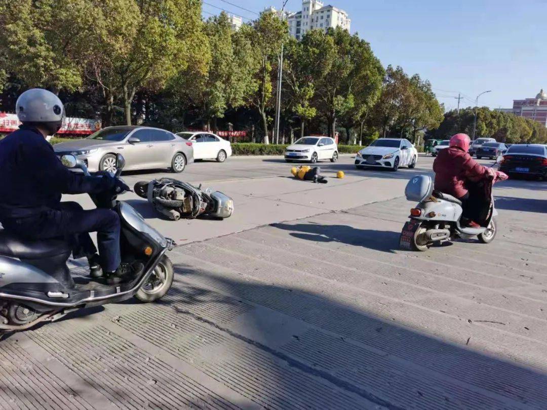 这波操作值12分兴化吾悦广场附近男子给车牌戴口罩