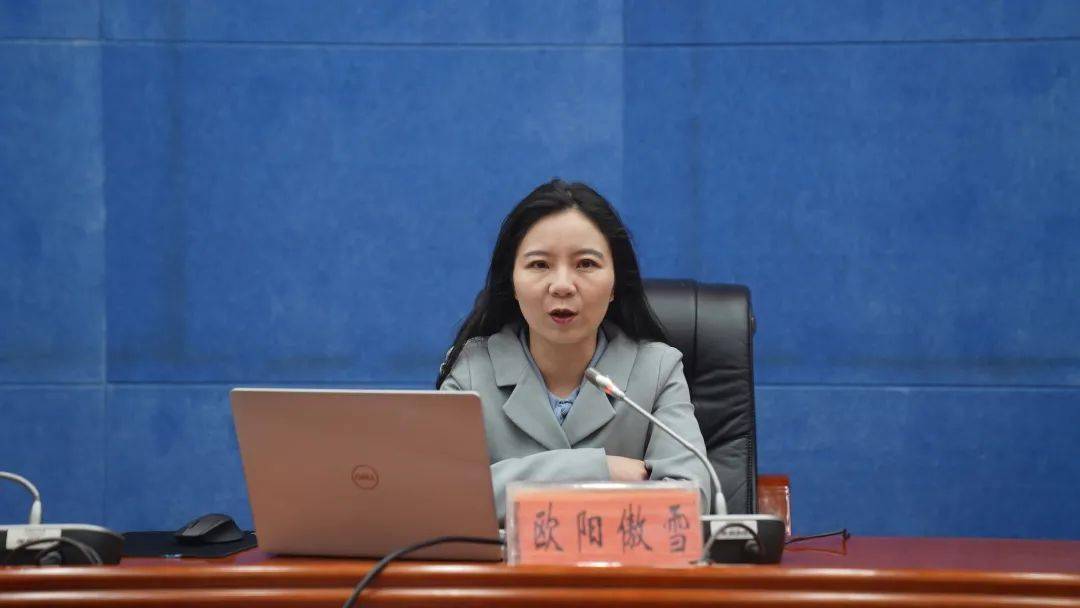 曲靖市委讲师团成员欧阳傲雪,她以《从历史中汲取前行动力》为题,讲述