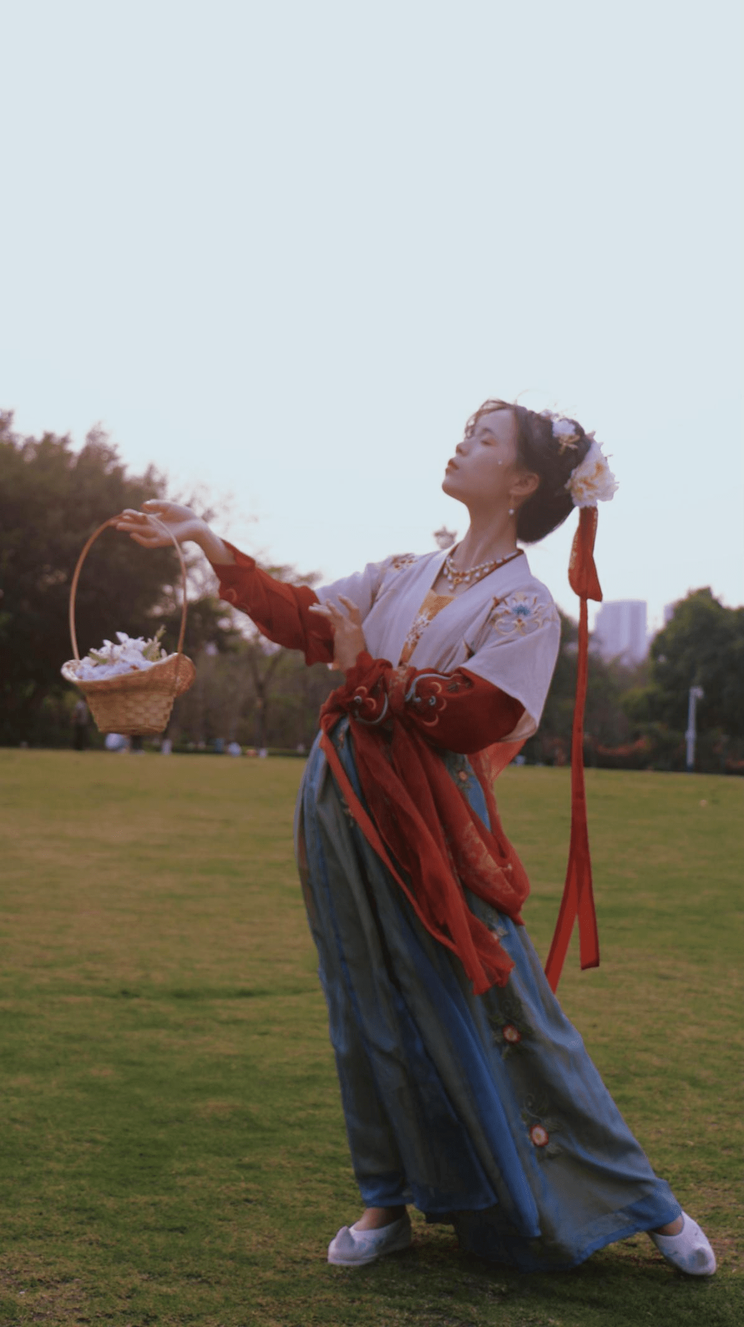 花朝节尽展风流汉服佳丽纪念百花生日